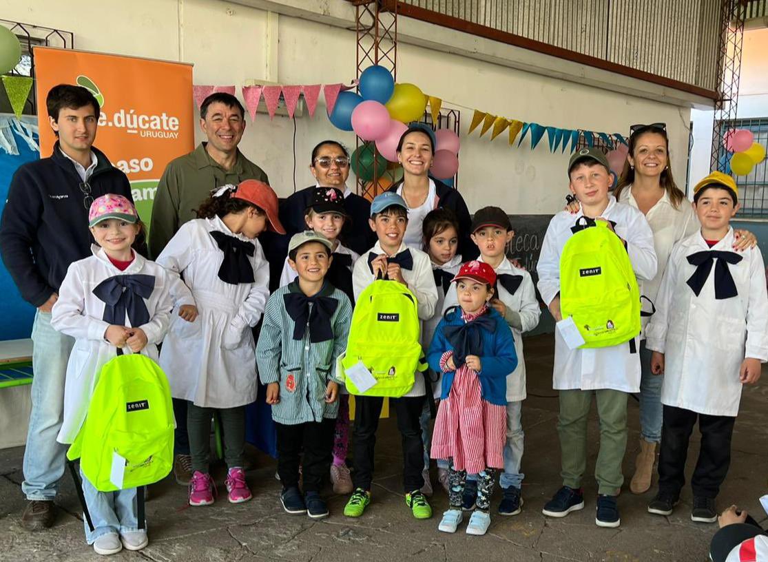 Hoy nuevamente sembramos sonrisas, valores y un fuerte estímulo por la lectura, mañana cosecharemos hombres y mujeres de bien para el país y su campo.

Gracias <a href="/EducateUruguay/">e.dúcate Uruguay</a> por permitirnos ser parte de este hermoso proyecto 🙌🏽❤️ #RSE #BibliotecaMovil #Nutriavanza