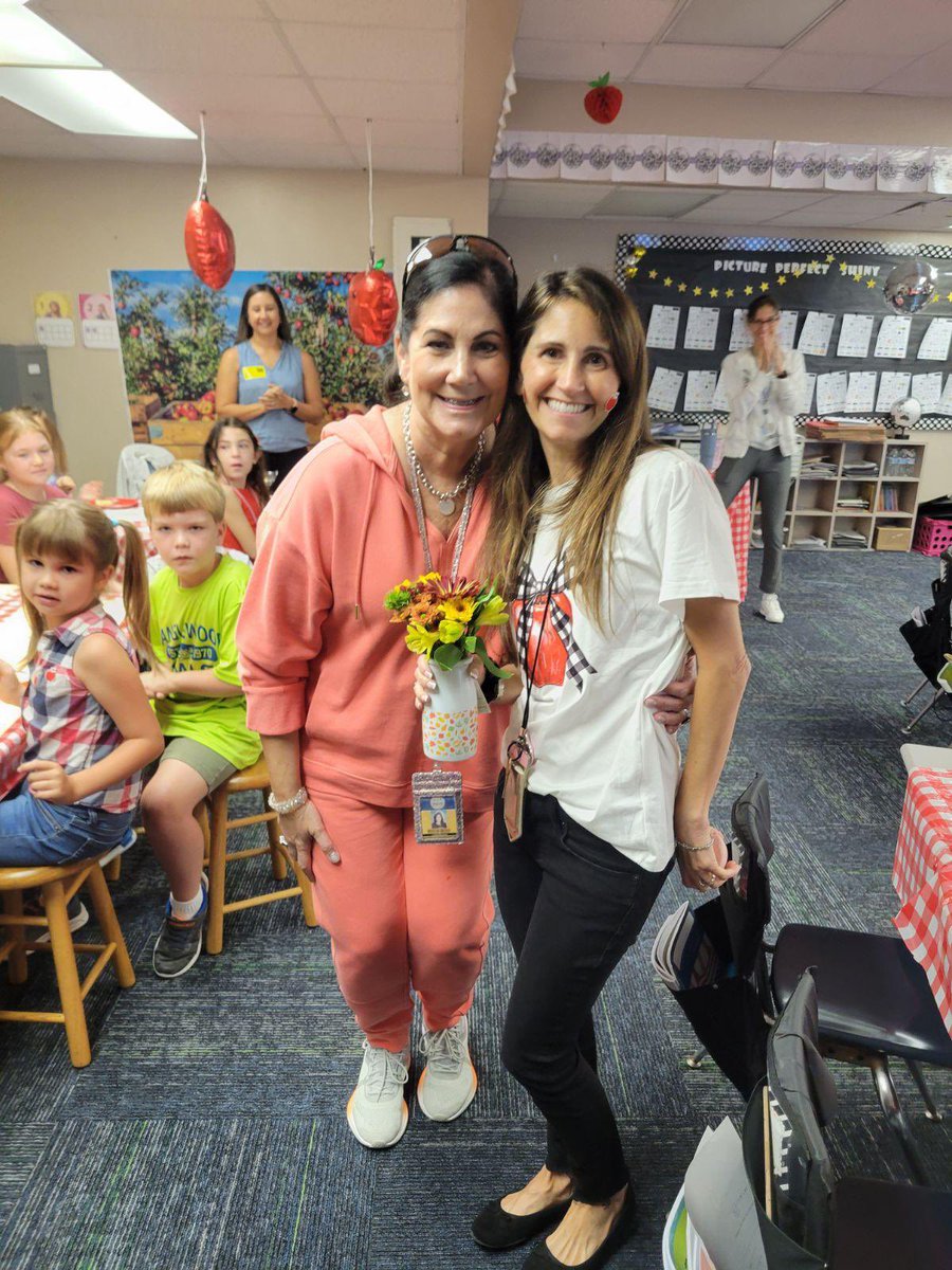 TanglewoodES's tweet photo. Even more Golden Apple Nominees…💚🦉💙 https://t.co/wECmDGpqxH