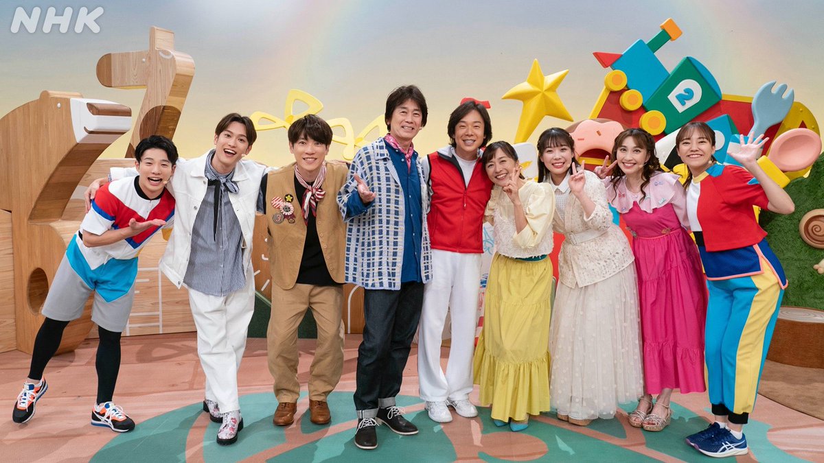 mofu_nina's tweet photo. けんたろうお兄さんとあゆみお��さんがひろみちお兄さんを支えてる感じがまた泣く😭😭😭

ゆういちろうお兄さんの衣装今日良いよね？？ビジュが良くてもはやアイドルなのよ…🤣

#おかいつ
#おかあさんといっしょ https://t.co/5RiYUDHiwx