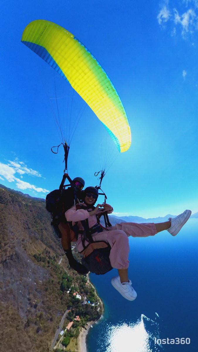VLizthesentinel's tweet photo. Salir mal en una foto? Yo? Negativo.
Podré estar exponiendo mi vida al peligro pero la foto tiene que ser perfecta ✨️💕
#perfectpicture #iconic #parapente https://t.co/oAjNCEVSYV