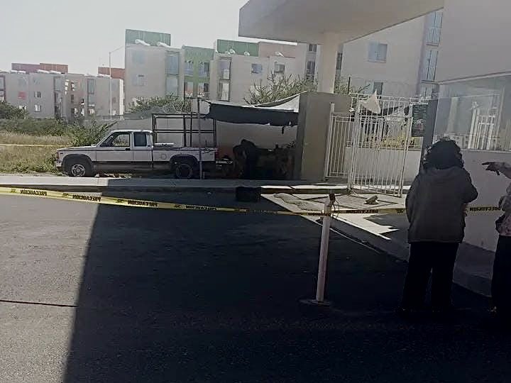 malavidaqro's tweet photo. #Guanajuato | Comerciantes de frutas y verduras es asesinado a balazos cuando se encontraba en su puesto semi fijo al exterior del fraccionamiento Villas la Estancia, en Apaseo el Grande, a unos cuantos metros de los límites con Querétaro. 🚨🚔👮🏻 https://t.co/6pidxHyTSD