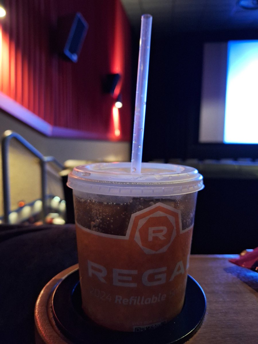 JessAnn_'s tweet photo. Dear @RegalMovies WHY ARE THE STRAWS SO BIG?! It's beyond absurdity. (Also I'm 80% sure they've recently gotten longer.) https://t.co/nx8E0U29hr