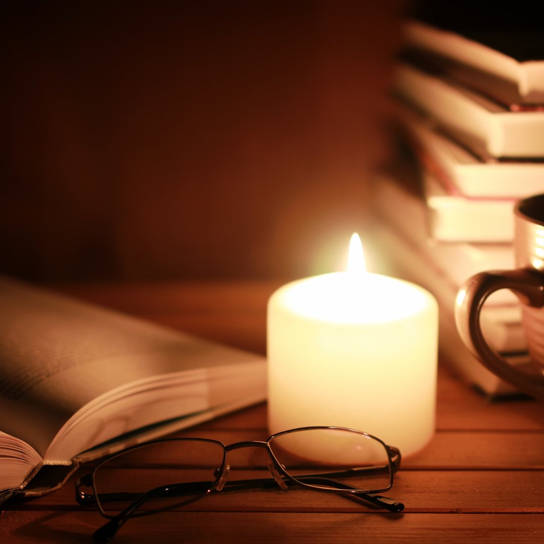 The best part of Fridays? Knowing you can stay up reading without the alarm clock interrupting! What’s your weekend read? 🕰️📖 #FridayFeels