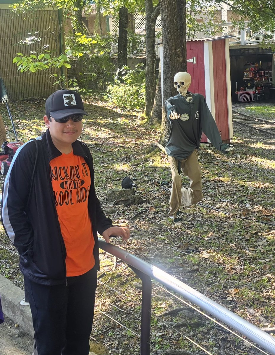 ChhsMightyStang's tweet photo. Zoo Boo!! We had so much fun at the zoo today! The Hill took over the Zoo today! Thanks so much, Mrs. Denham, for the invite! #WeAreFamily #KoolKids #FallBreakFriday https://t.co/VZyHwUJlxm