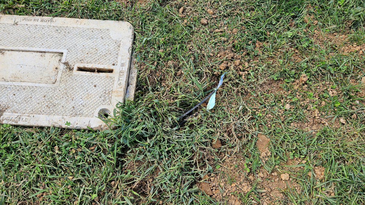 jkcab1's tweet photo. What a disappointing response from @gobrightspeed.  Their install crew accidentally damaged the Fiber drop to my house when installing new Fiber to my neighbor's.

The install crew marked where they damaged/kinked the Fiber drop to my house. https://t.co/dDohYP5IIo