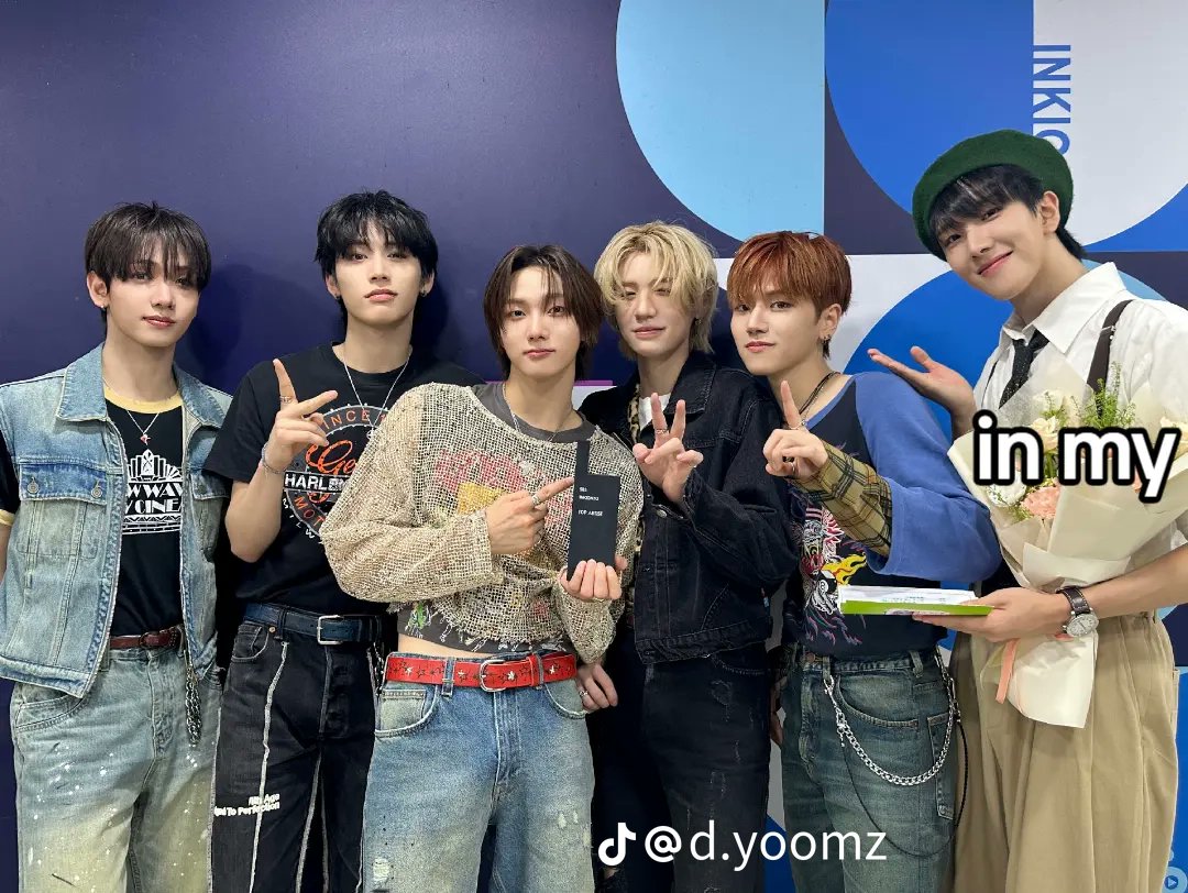 sohijapko's tweet photo. WHY IS WOONHAK SO TALL TALL TALL NOW https://t.co/xykjn1cLo4