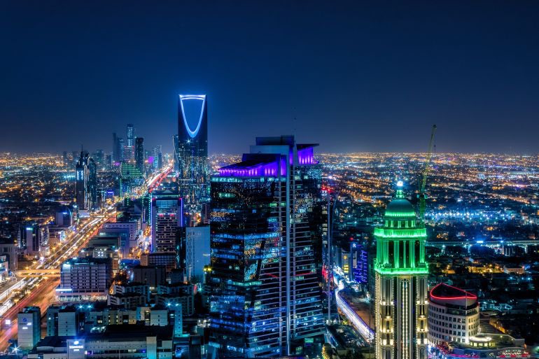 أن يمنّ الله عليك بقيادة حكيمة رشيدة تجعلك آمنًا مطمئنًا في حلك وترحالك، فهذه والله من أعظم النعم ؛ شكرًا لوطني الذي لم يتركني يومًا تحت تهديد عدو محتمل، أستيقظ على هدير الطائرات، وأسهر على أصوات صافرات الإنذار، شكرًا لوطني الذي لم يهدر مقدرات ابناءه على مغامرات سياسية طائشة، ولم