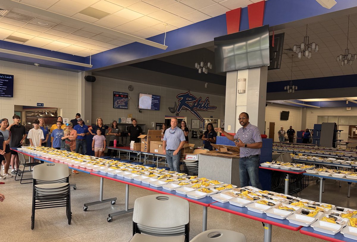JFBHSRebels's tweet image. 💙 The Byrnes Cafeteria once again became a beacon of hope, providing meals to Hurricane Helene victims &amp;amp; those in need. We are honored to serve our community. 🍽️ #CommunityStrong  #WeAreD5