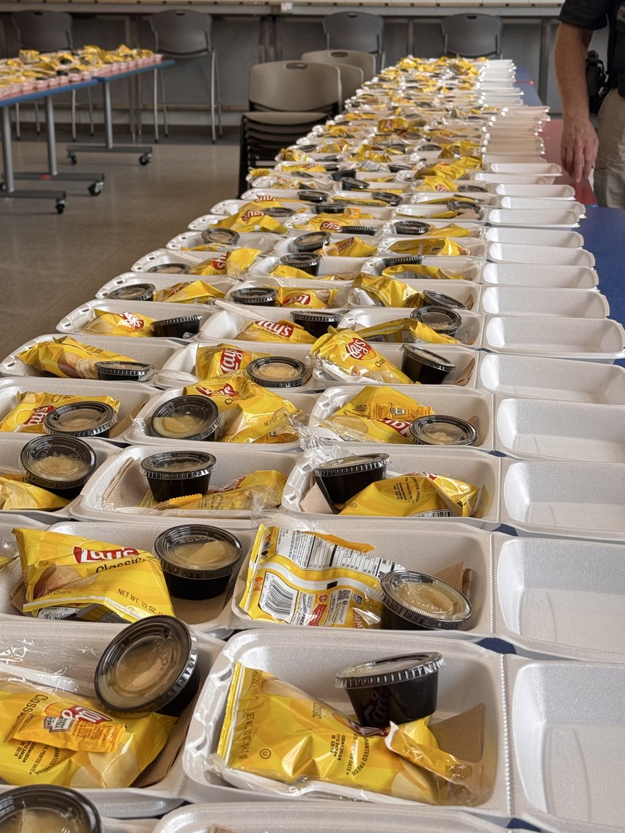 JFBHSRebels's tweet image. 💙 The Byrnes Cafeteria once again became a beacon of hope, providing meals to Hurricane Helene victims &amp;amp; those in need. We are honored to serve our community. 🍽️ #CommunityStrong  #WeAreD5