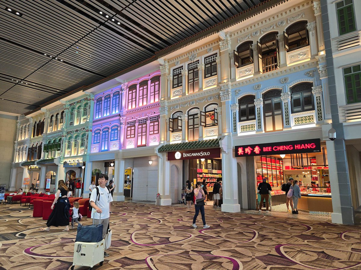 OreboundImages's tweet photo. Flying out of #ChangiAirport Singapore shortly to return to Australia, but not home to #Darwin just yet - one last tropical destination ahead to take care of a little business first 🌴
#travel #tropics #goodtimes https://t.co/B8di9hPU4o