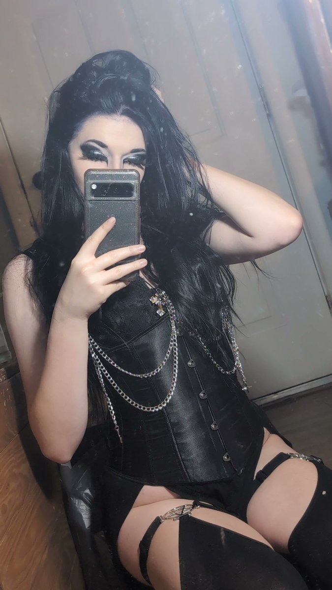 xgodezx's tweet photo. Hi 🐈‍⬛🖤 
.
.
.
.
.
#makeup #goth https://t.co/IZo3SD1amX
