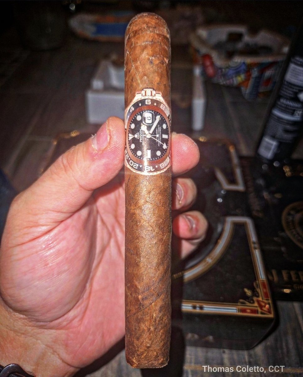ColettoCigars's tweet photo. Just enjoyed the Privada Watch Series Root Beer, and it was a flavor explosion! Notes of creamy caramel, sweet molasses, and a touch of spice come through with every puff. The balance of sweetness and spice makes this a standout medium-bodied smoke. 

#PrivadaCigarClub
@privadacigarclub 

---

📸 : Thomas Coletto @ColettoCigars
https://t.co/g5Wwjwe4EZ
https://t.co/le1V1TiqL7
.
.
#ColettoCigars #Coletto #Cigar #CigarsOfInstagram
#cigars #cigarlife #cigaraficionado #botl #cigarlover #cigarsmoker #nowsmoking #cigarnation