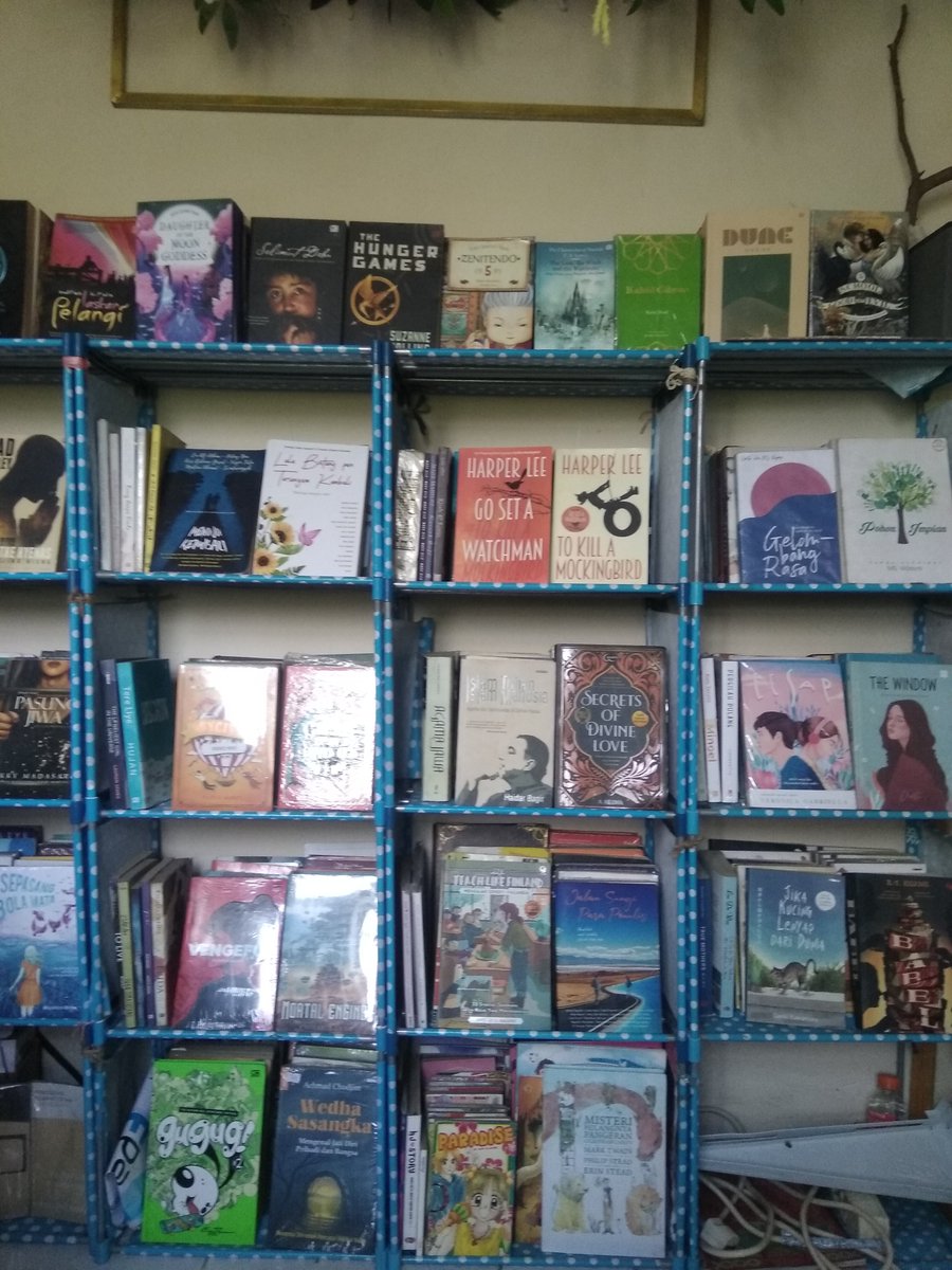 membawa suasana toko buku di rumah biar makin betah di rumah.