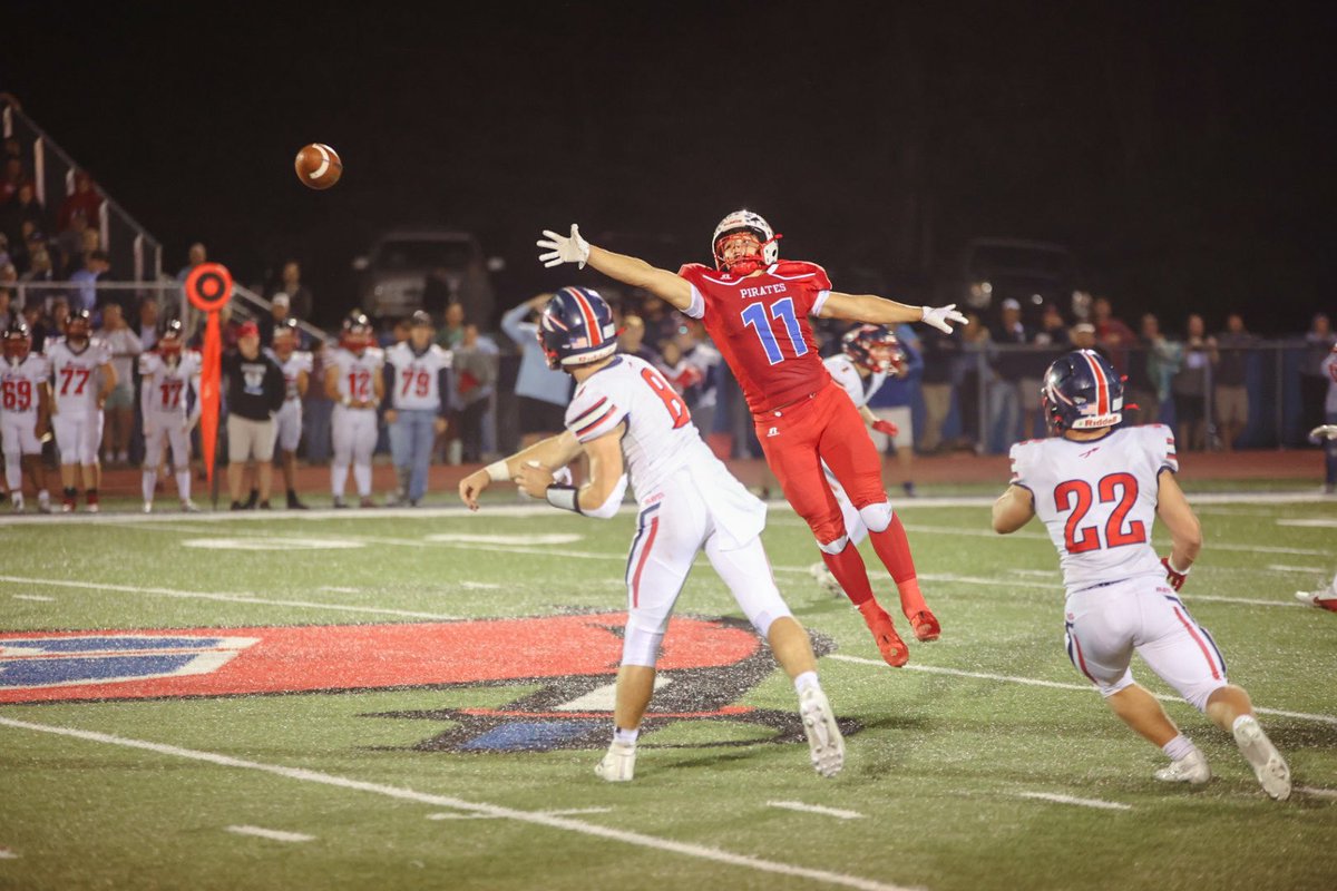BudgetSports's tweet photo. Halftime on The Hill:

Garaway 21
Indian Valley 20

A deafening crowd as both teams head to the locker room. https://t.co/bbXIsgIRNJ