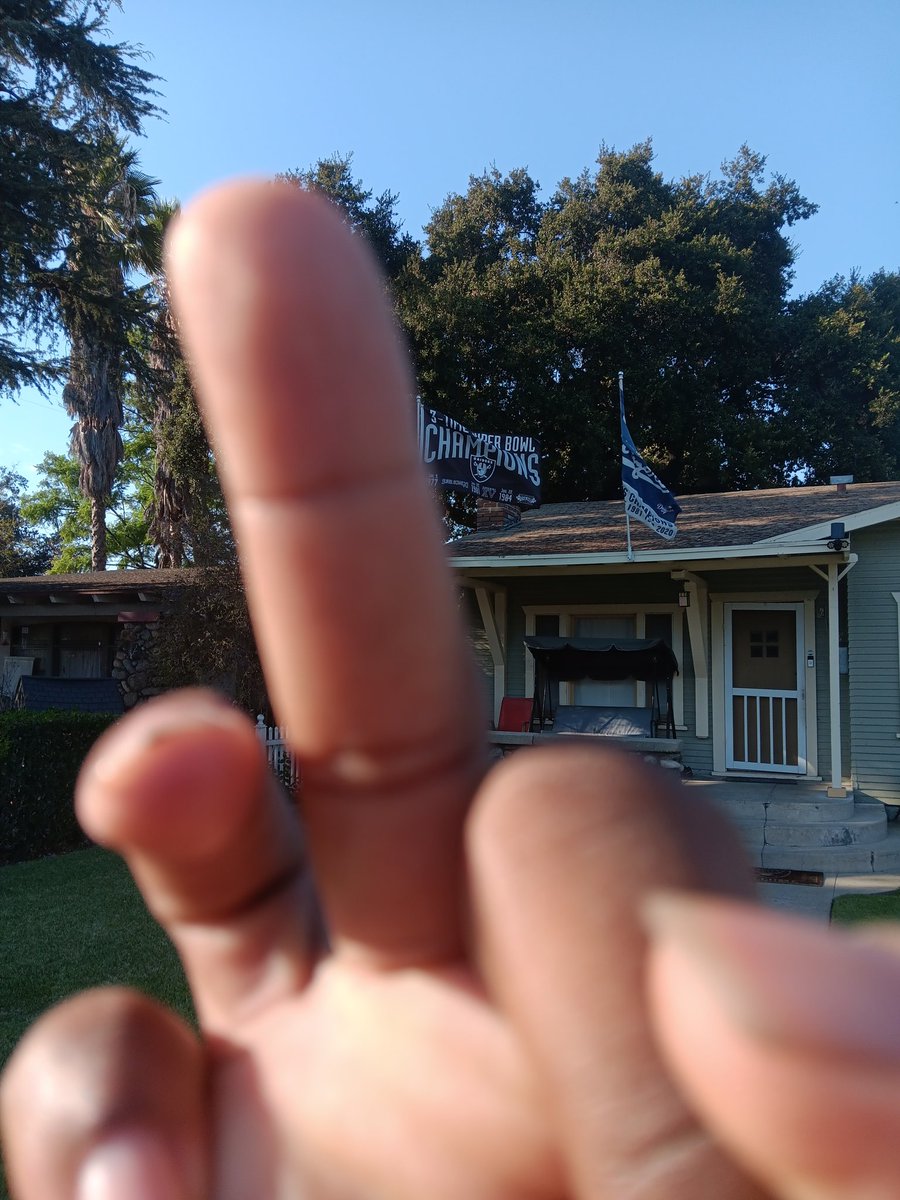 BroncoFanatic97's tweet image. Giving the middle finger 🖕🏾 salute to my neighbors Raiders flag.😁😏 #RaiderHater