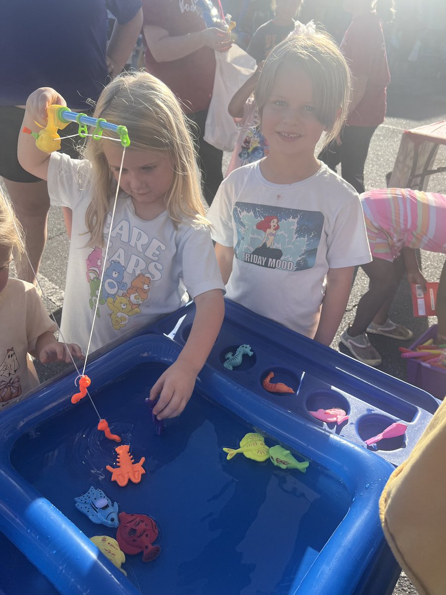STheteach's tweet photo. What a great Family Fun night at Little Badger PreK! This is a win win event…not only are we bridging gaps between parents and the school but we are also able to provide new resources for parents! Thank you to everyone who joined us! 
#BPRD #LBPreK #BCC https://t.co/Jp6uON8OxY