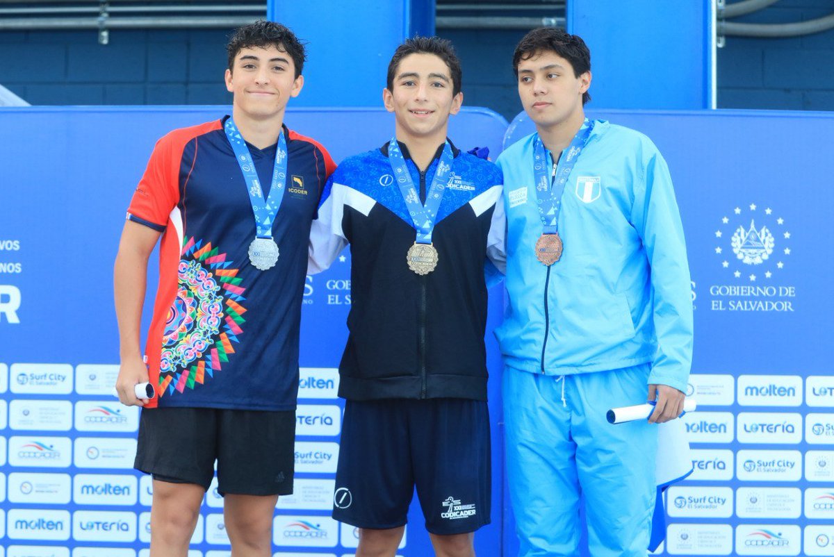 #DeDeportes | Dayana Meléndez y Rodrigo Ventura, salvadoreños, ganadores de plata y oro en 400 m combinado, recibieron su respectiva presea #Codicader2024. Fotos Diego García / #DiarioElSalvador