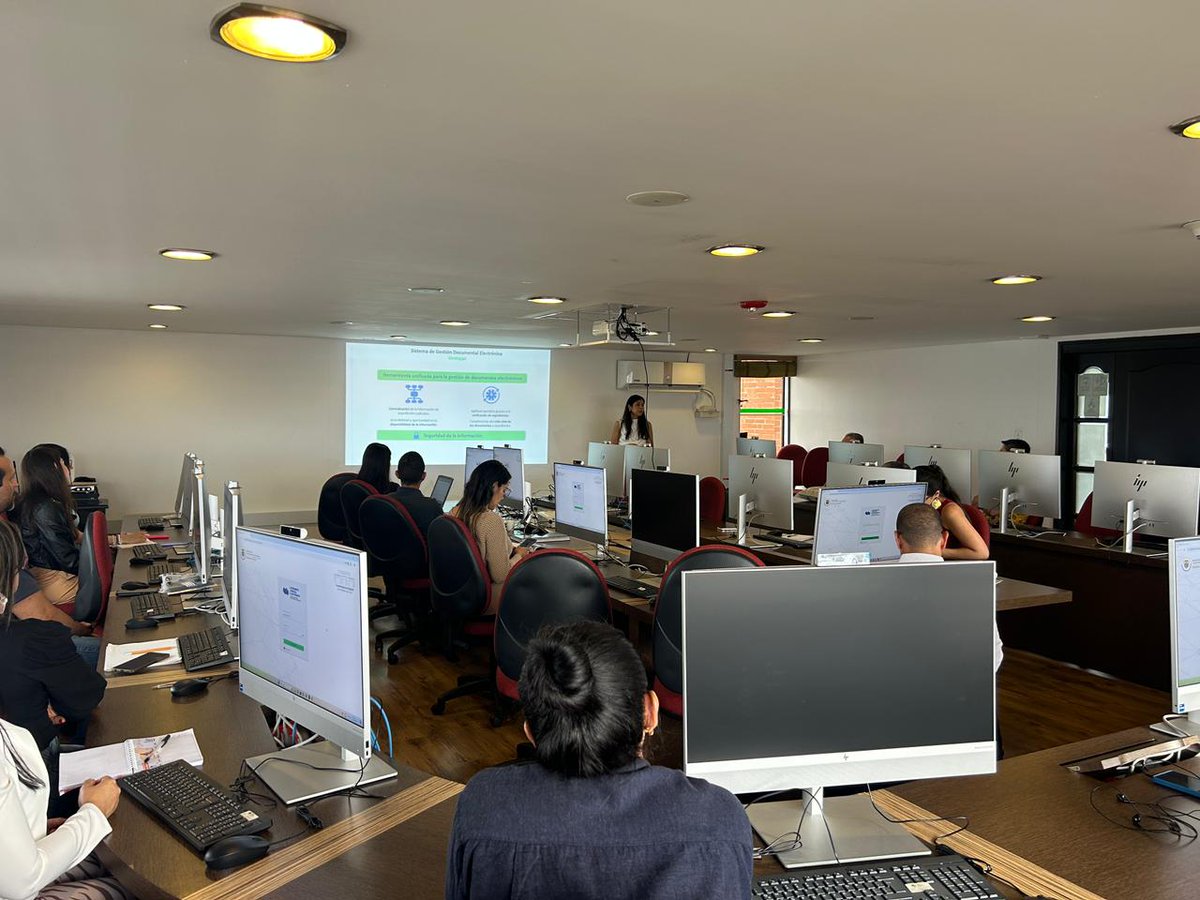 judicaturacsj's tweet photo. 📸 #EnImágenes quedaron las capacitaciones de los más de 700 despachos en 📍Tunja, Pereira, Cali, Villavicencio, Bucaramanga y Bogotá en el uso del Sistema de Gestión Documental Electrónica #SGDE.
¡Todos somos parte de la Transformación Digital de la Rama Judicial! https://t.co/wSbnXs02bJ
