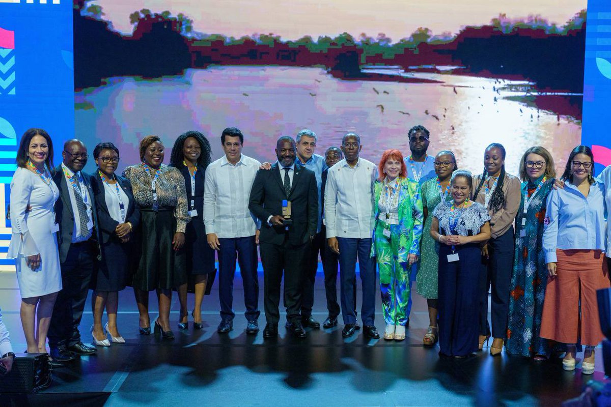 DavidColladoM's tweet photo. ¡Nos llena de orgullo pasar la antorcha a Zambia! 🇿🇲 Entregamos una escultura del artista dominicano, Juan Trinidad, al Ministro de Turismo de Zambia, simbolizando que serán los anfitriones de la próxima edición de la Cumbre de ONU Turismo para África y las Américas.

#TourismSummit 
#CumbreONUTurismoRD