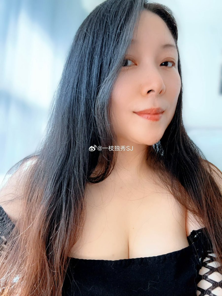 当年，我是怎样当上警察的（三）

两年时间，在学校没有好好学习，现在想来是很后悔的事，但青春不会重来。

我最好的两个朋友，西安的女孩和我们班当时很帅的一个男孩恋爱了，当时我们都觉得很不可思议，因为女孩很普通，而且她爱的也比较卑微，但是温柔专注。后来他们结婚了，男孩家在铜川，也在铜川的一个司法机关上班，女孩家在西安北关，算是不太远的异地。女孩毕业后考了律师，做了一阵子律师，后来不知道做什么了，或者一直做律师？我们也因为各自结婚后联系渐渐没了。也可能因为我在小县城吧。

另外一个好朋友榆林的，和班上的一个班干部当时恋爱得昏天黑地，但是男方家庭条件不好，快毕业的时候她老家那边一个银行工作的男孩追她，还来学校好几次，她后来毕业后就嫁给了那男孩。后来他们生了个儿子，她儿子六七岁的时候，他们带娃来我家，我们带他们去了乾陵逛了逛，安排他们住在我们县城的宾馆。但是之后不久他们就离婚了。她后来一直情人不断，她确实挺有魅力的，也非常有个性。

我毕业前在我们县法院实习了两个月，当时一门心思想做个法官的。但我也知道必须从书记员做起。当时的感觉就是，法官还算清廉，都是脑子里有一些东西的人。

但我并没有如愿以偿。