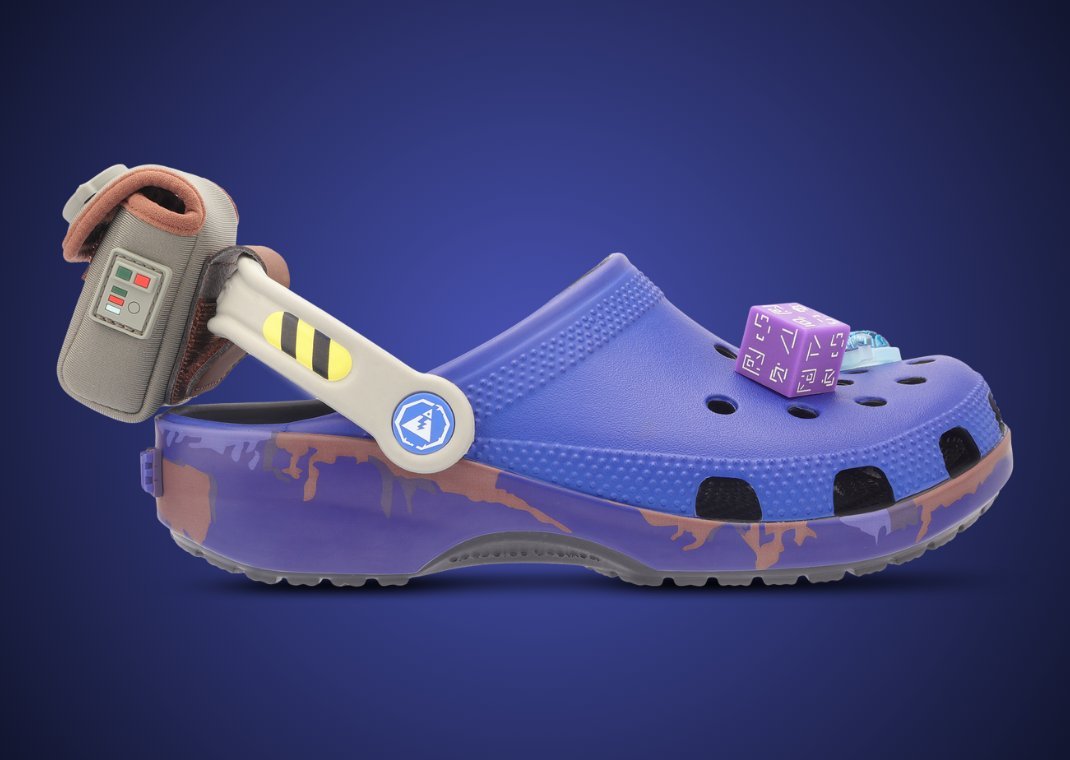 Jorge_Most's tweet photo. FORTNITE X CROCS:

- Habrá dos diseños, el primero se llama autobús de batalla y es el de la imagen.
- El otro será de Peely, pero todavía no hay foto.
- Saldrán el 29 de Octubre.
- 70 dólares cada par. https://t.co/KeHFw8b8z1
