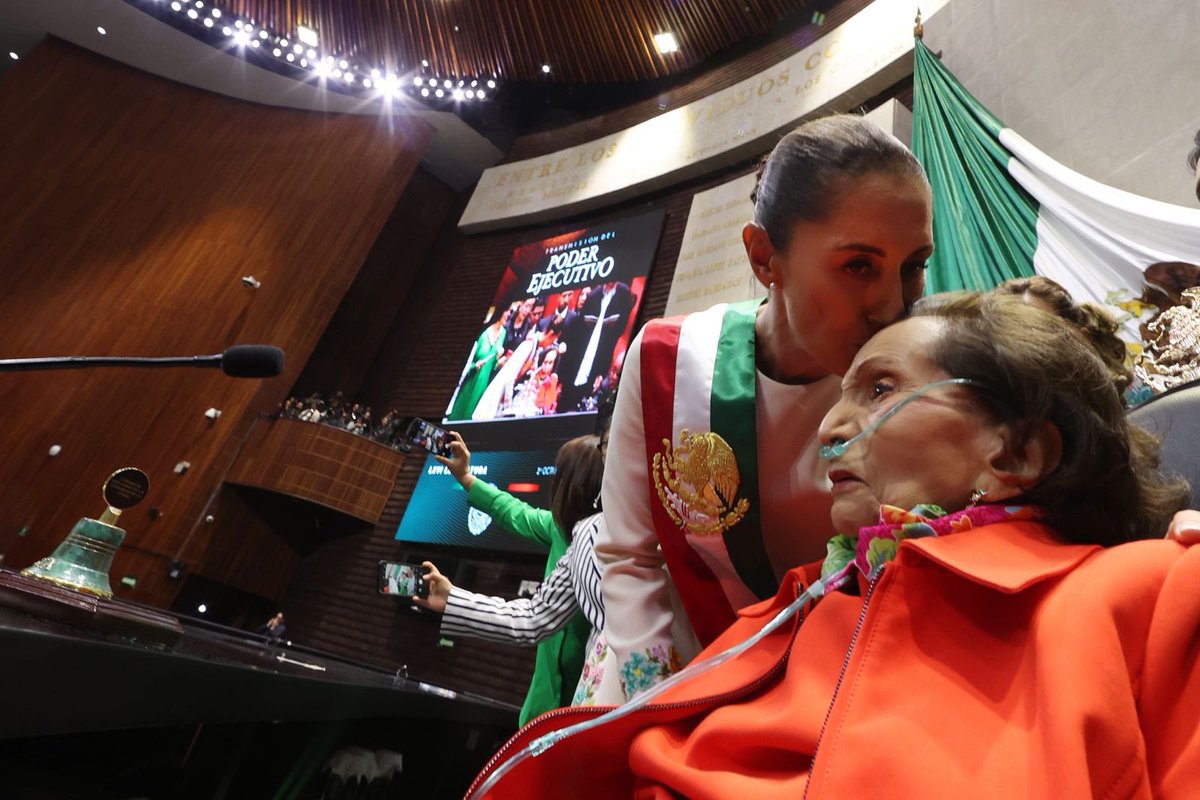 IfigeniaMtz's tweet photo. El haber sido parte de la transmisión histórica del Poder Ejecutivo y entregar la banda presidencial a la primera Presidenta es uno de los mayores honores de mi vida. 
¡Todo mi cariño querida Presidenta @Claudiashein y querido @lopezobrador_ ! #IM https://t.co/Zr4M7ETltl