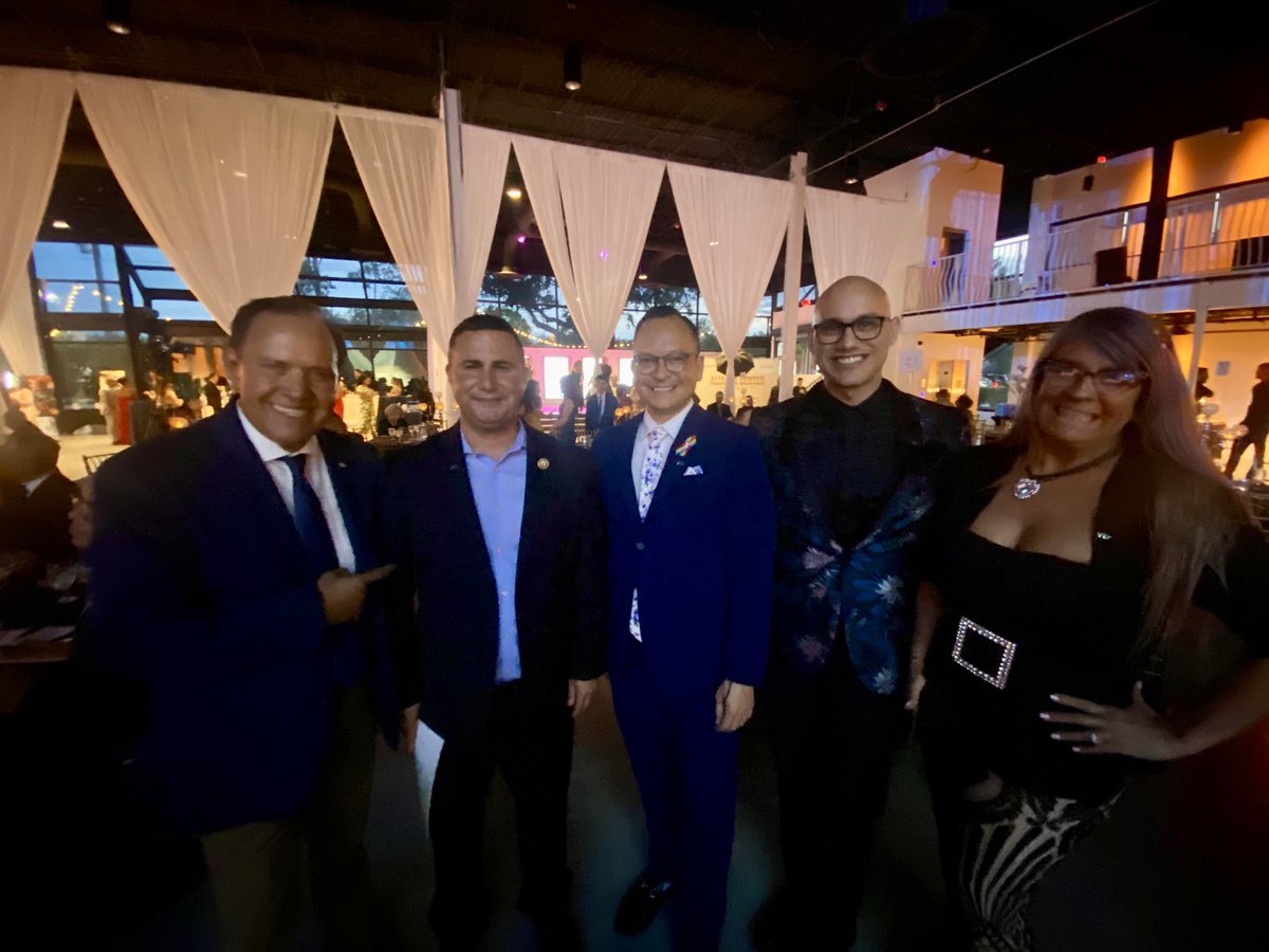 RepDarrenSoto's tweet image. Thrilled to see mi familia bonita at @AlianzaCenter Gala tonight as we celebrate Hispanic Heritage Month! #HHM 🪇 🪘 🎶