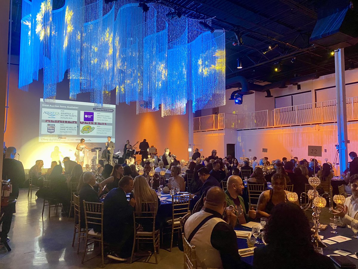 RepDarrenSoto's tweet image. Thrilled to see mi familia bonita at @AlianzaCenter Gala tonight as we celebrate Hispanic Heritage Month! #HHM 🪇 🪘 🎶