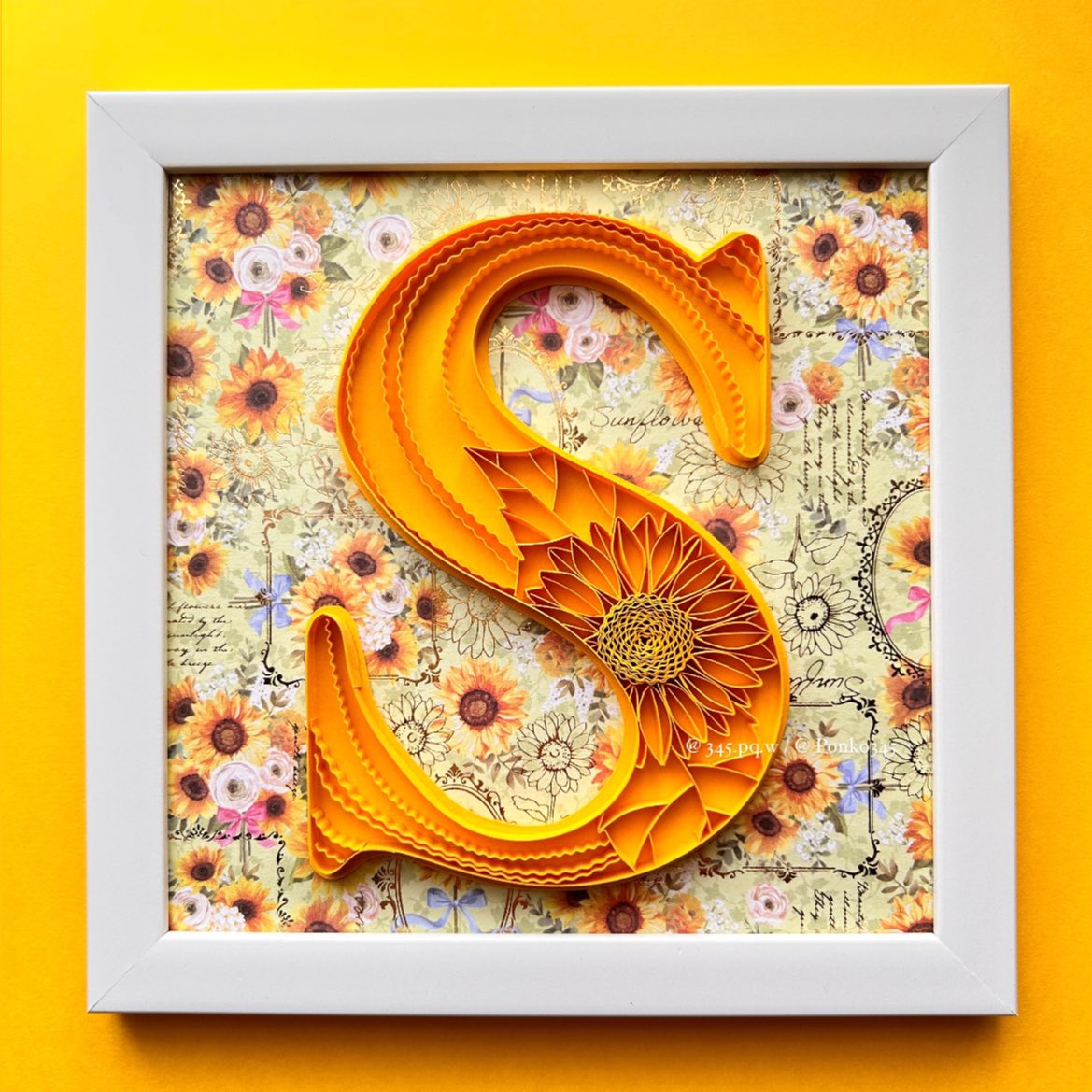 ponko345's tweet image. 大好きな向日葵🌻の頭文字、私の名前の頭文字をアルファベットアートにしてみました！背景に使った折紙に一目惚れ🤩してトライしてみたかった作品が完成。「S」は私にとって特別な文字なのです。
#quillingart #papercraft #alphabetart #クイリングアート #ペーパークラフト #ｱﾙﾌｧﾍﾞｯﾄｱｰﾄ