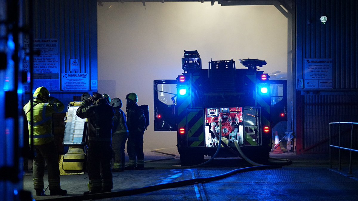 EchoDan11's tweet image. #Hailsham - 6 pump fire tonight at Haulaway - Fire inside storage warehouse
Containing 15 HGVs and Around 25/30 tonne of waste @HailshamNews @EastSussexNews @brightonargus @bbcsoutheast @itvmeridian