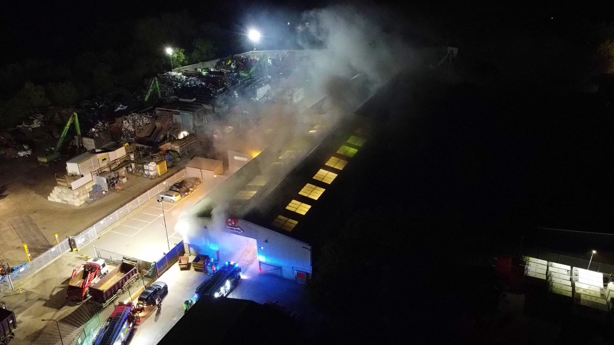 EchoDan11's tweet image. #Hailsham - 6 pump fire tonight at Haulaway - Fire inside storage warehouse
Containing 15 HGVs and Around 25/30 tonne of waste @HailshamNews @EastSussexNews @brightonargus @bbcsoutheast @itvmeridian