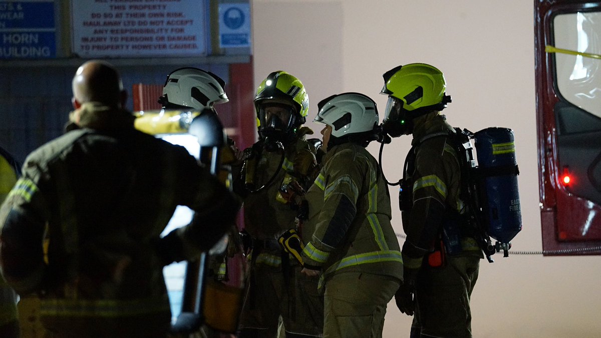 EchoDan11's tweet image. #Hailsham - 6 pump fire tonight at Haulaway - Fire inside storage warehouse
Containing 15 HGVs and Around 25/30 tonne of waste @HailshamNews @EastSussexNews @brightonargus @bbcsoutheast @itvmeridian