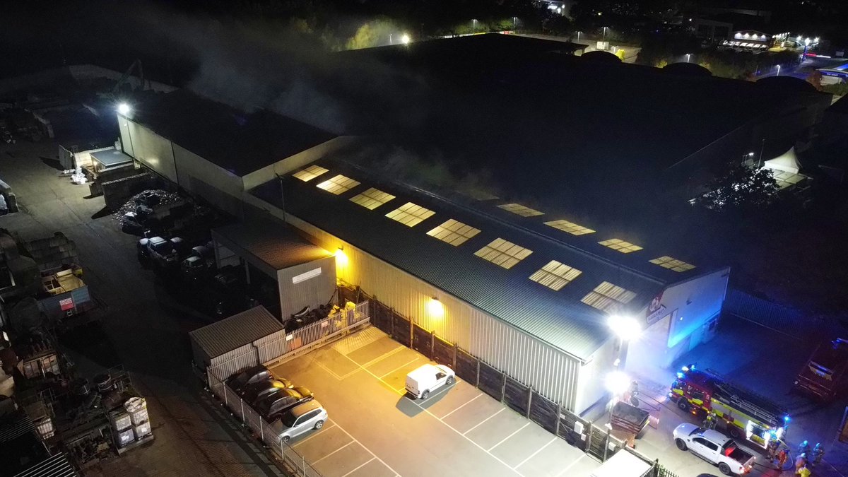 EchoDan11's tweet image. #Hailsham - 6 pump fire tonight at Haulaway - Fire inside storage warehouse
Containing 15 HGVs and Around 25/30 tonne of waste @HailshamNews @EastSussexNews @brightonargus @bbcsoutheast @itvmeridian