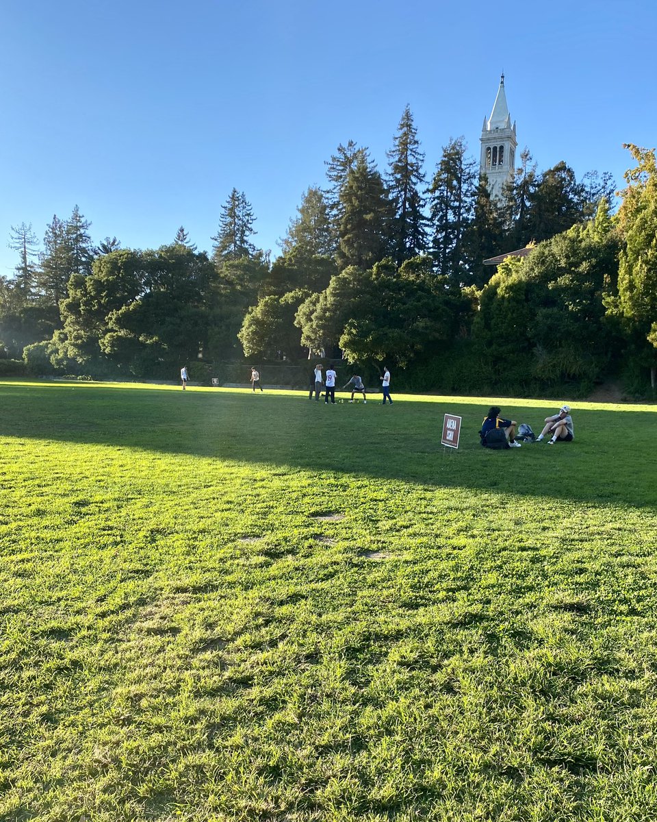 adenaishii's tweet photo. π Spotted on a UC Berkeley stroll.π Thereβs still time to get your #AdenaForBerkeleyMayor sign at https://t.co/prJ9TgrP2w βΊοΈ https://t.co/wGDtmbsKGi