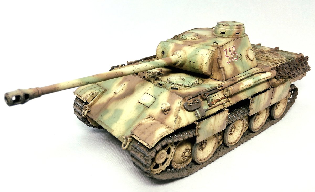 タミヤ パンサー D 
1/35 Panther D
生産の途中からｽﾓｰｸﾃﾞｨｽﾁｬｰｼﾞｬｰが廃止、ﾎﾞｯｼｭﾗｲﾄも片側廃止されたようなので、取り付けずに製作してみました
#タミヤは良いぞ