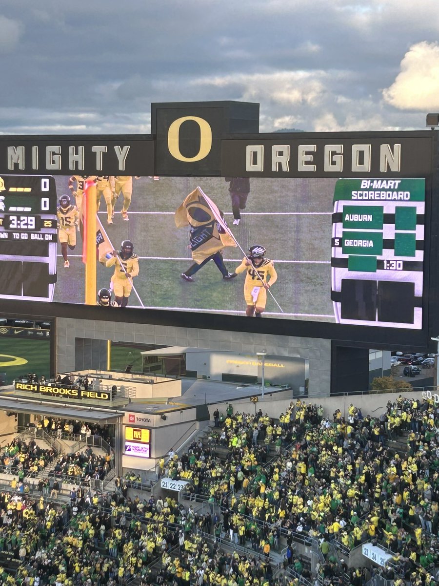 OregonDucks_SI's tweet photo. Luke Dunne and Dante Moore holding special flags for this “Stomp Out Cancer” theme.
Both Dunne and Moore have been personally affected by a familial cancer diagnosis.
#StompOutCancer 

https://t.co/mlh6jlq2dY https://t.co/ACzbd7sR0z