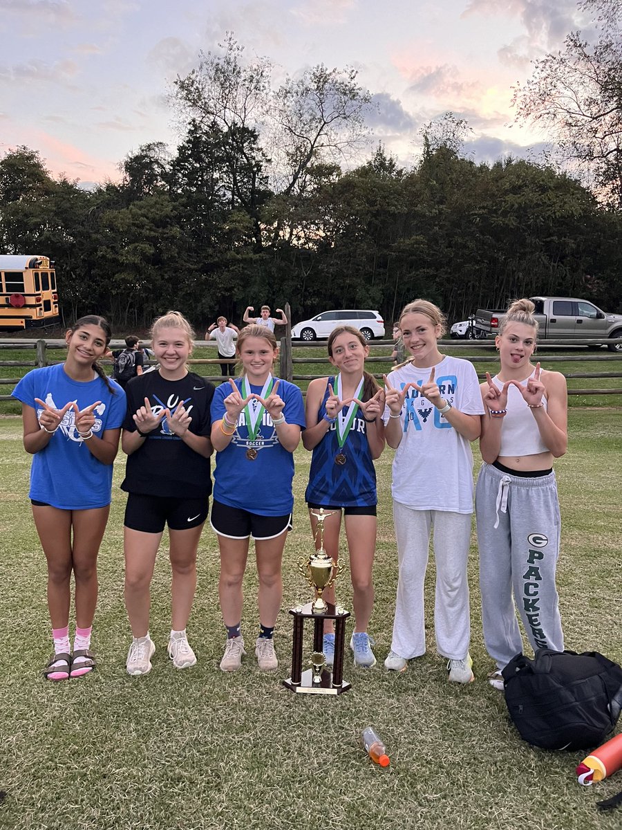 auburnhightrack's tweet photo. Congratulations to our Auburn Girls Cross Country team, your 2024 Randy Smith Classic Champions! π
Medal Winners:
Alyson Funk 6th π₯
Beverly Warner 10th π₯
Blake Brown runner-up in the boys race with a strong 16:37 finish! πββοΈ
Boys team placed 5th overall! #DistanceCrew
#XC https://t.co/TqUB9Pfnyd