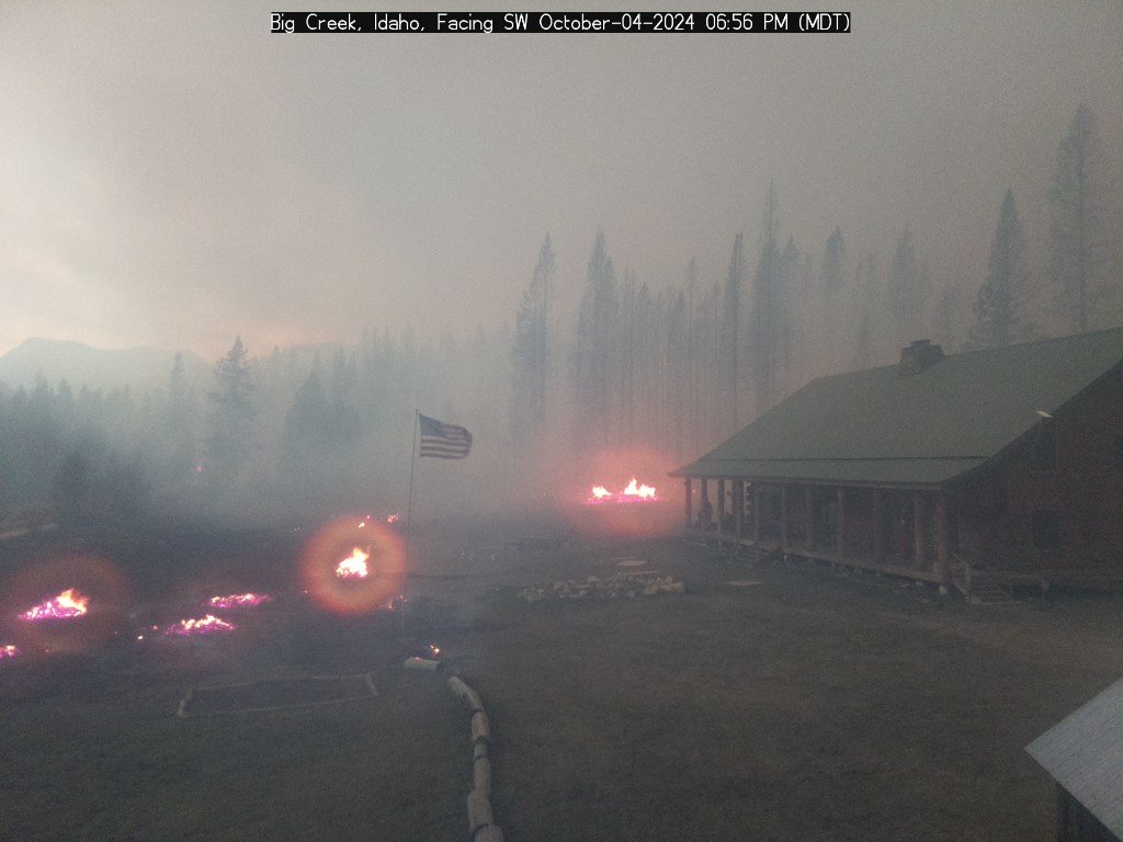 KernFiregraph's tweet photo. #LoganFire is really pushing hard right now. https://t.co/JnalbE1TSP