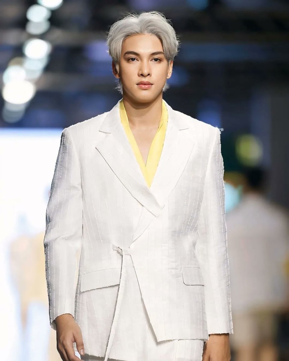 Frameon_Inter_'s tweet photo. P'Frame owning the runway at Lao Fashion Week. 💫

#เฟรมฤทธิ์ชนนท์ #frame_ritchanon #LaoFashionWeek2024 #lfw #Lao https://t.co/4XnzWtg6JG