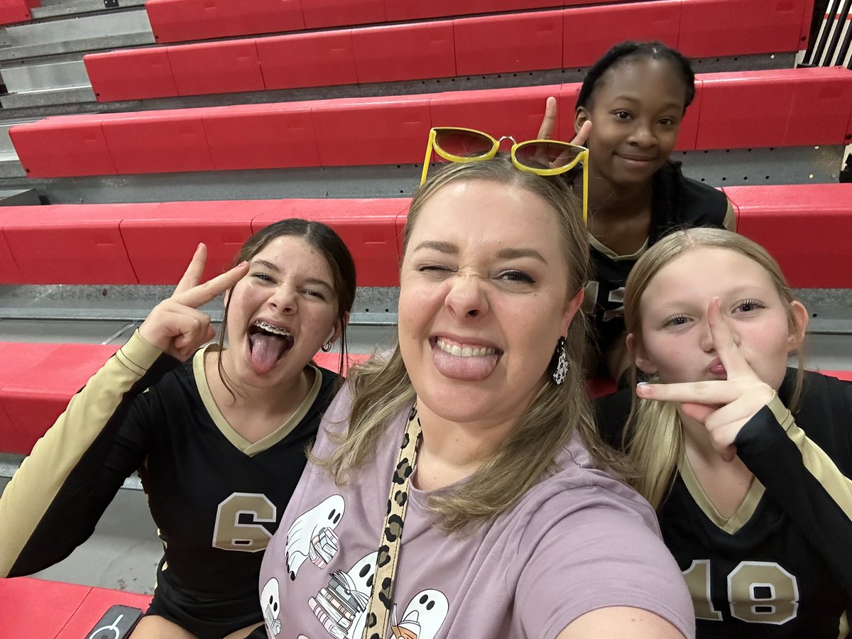 Lately my Life at Lakeview has been Lovely 💛🐆🖤
(I love some good alliteration 🤣) 
#ELARTeacher 
#LovethatLeopardLife