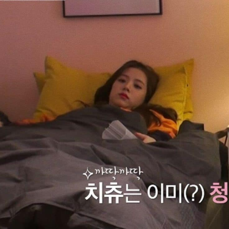 bp886_blink1157's tweet photo. While Jisoo was lying in a warm blanket and soft mattress, Jennie, Rosé, and Lisa had to lie on the billboard😂#JISOO #JisooComeback #JENNIE #MANTRA #JENNIE_Mantra #JENNIEisComing #ROSE #ROSIEBYROSÉ #rosie_ROSÉ #LISA #MoonlitFloor #LISAxMOONLITFLOOR https://t.co/jxA6jZpjIW