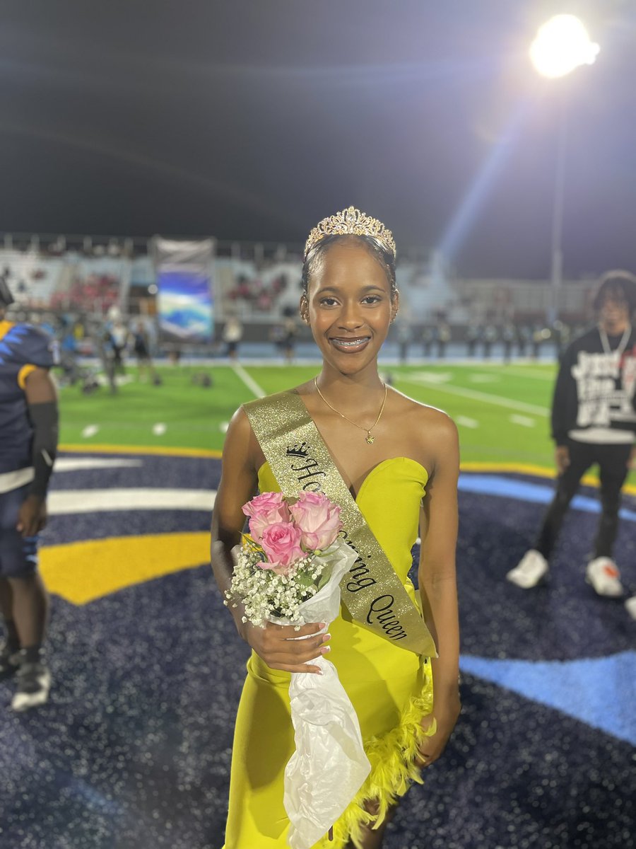 GrandviewCSD4's tweet photo. Congratulations to this year’s Homecoming King and Queen
Jabari Strother and Tiona Taylor! We are also #BulldogProud of all of this year’s Homecoming attendants! #FutureStrong https://t.co/syCAWG8Gv8