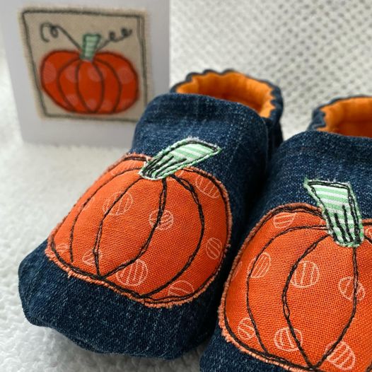 texturescrafts's tweet photo. Pumpkin time ...greeting cards and #babybooties by Anette iMatteo and more by other members #TexturesCraftworks @lockestshops

#handmade #HamOnt #handcrafted #greetingcards #pumpkins #slippers https://t.co/PpWkCAvSpg