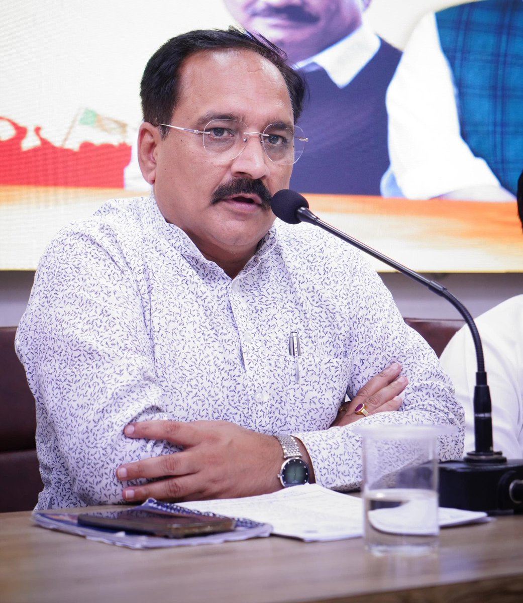 Virend_Sachdeva's tweet photo. भाजपा प्रदेश मुख्यालय पर अति महत्वपूर्ण संगठनात्मक बैठक को संबोधित किया।

इस अवसर पर संगठन के आगामी कार्यक्रमों एवं अभियानों पर विस्तृत विमर्श किया गया।

इस बैठक में पूर्व प्रदेश अध्यक्ष एवं सांसद श्री @ManojTiwariMP जी, सांसद श्री @yogenderchando1 जी, सांसद श्रीमती @kjsehrawat जी, सांसद सुश्री @BansuriSwaraj जी, संगठन मंत्री आदरणीय श्री @PavanRanaRSS जी, पूर्व प्रदेश अध्यक्ष श्री @adeshguptabjp उपस्थिति रहे ! 
@blsanthosh