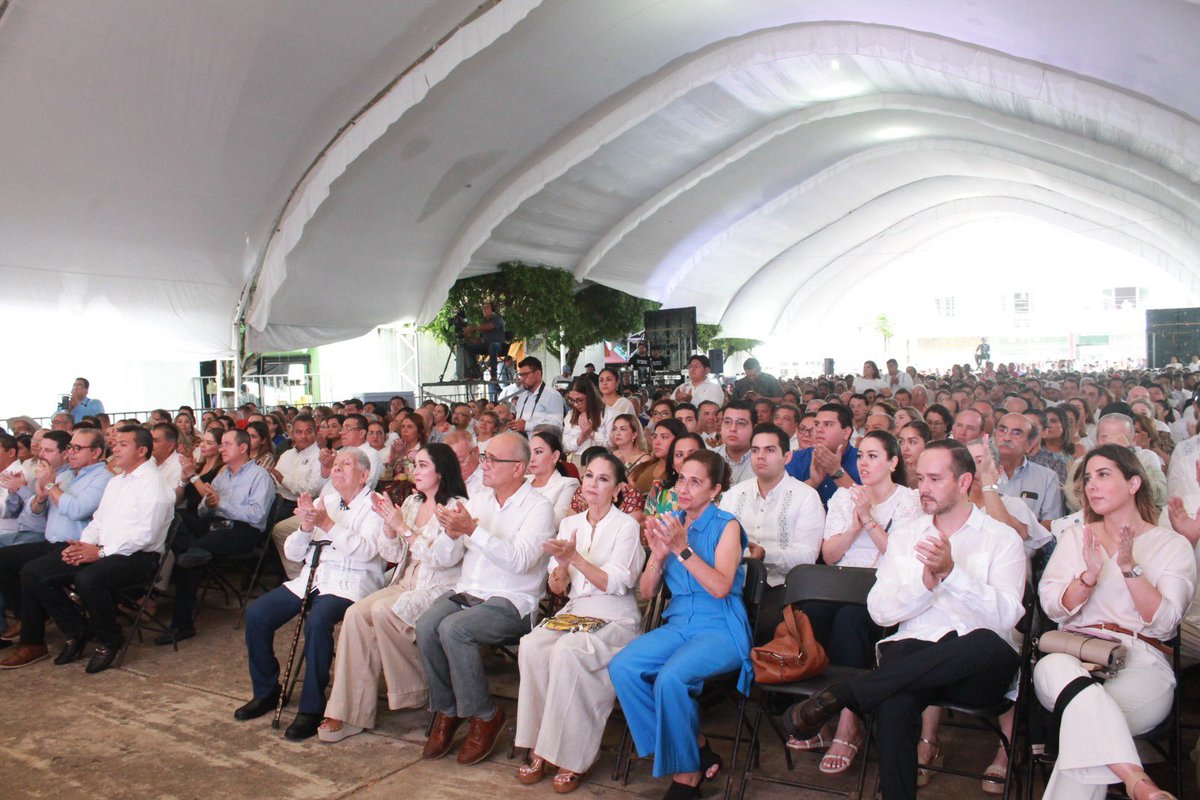 Gracias a todas y todos los teapanecos que nos acompañaron esta mañana en la toma de protesta del H. Ayuntamiento de Teapa 2024-2027. Su presencia y apoyo nos inspiran a trabajar con más fuerza y compromiso por el bienestar de nuestro querido municipio.