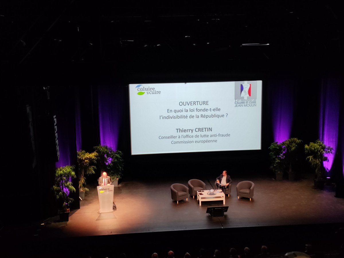 🚨 C'est l'heure ! 

"En quoi la loi fonde-t-elle l'indivisibilité de la République ?" Thierry Cretin, en ouverture, pour poser le cadre de cette matinée.