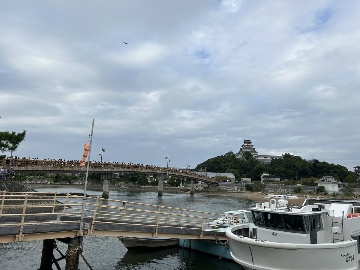 mikichian0613's tweet image. ブルーインパルスを30分待ちに待って悪天候の為…中止🤣蜘蛛の子を散らす様に皆んな帰りよる🥲