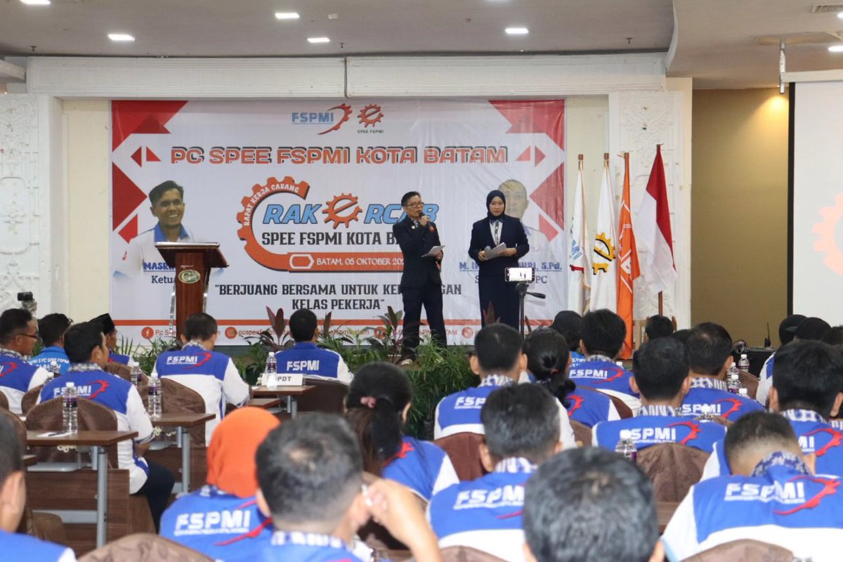 media_batam's tweet photo. Rapat Kerja Cabang (RAKERCAB) III Pimpinan Cabang Serikat Pekerja Elektronik Elektrik Federasi Serikat Pekerja Metal Indonesia (PC SPEE FSPMI) Kota Batam.
"Berjuang Bersama Untuk Kemenangan Kelas Pekerja"
Golden View Hotel Batam
Sabtu, 5 Oktober 2024
#rakercab #speefspmi https://t.co/Y9bEfqqDdw