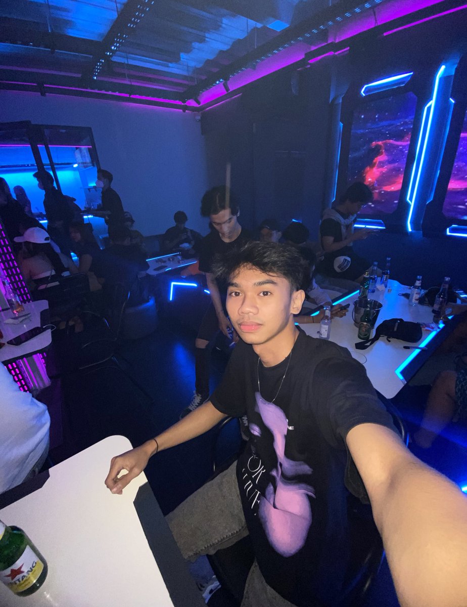 Strolling around Bandung sama kamu mau ga? ☝🏻