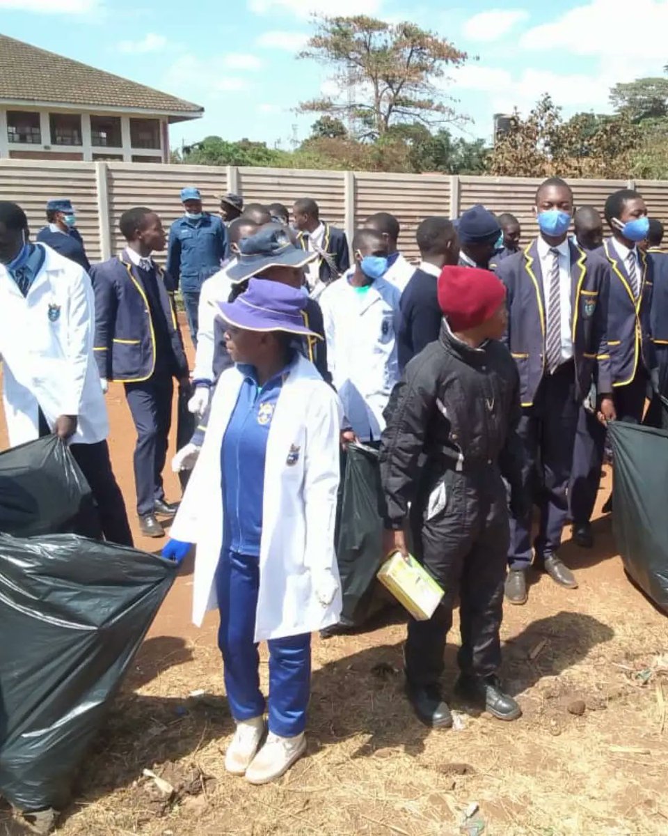 Yesterday the Greening Kuwadzana Project participated in a clean up campaign that was organized by Kuwadzana 1 High School 
We are dedicated to creating a clean, healthy and sustainable Kuwadzana 🌱♻️🌳🍏🦜🌍💚